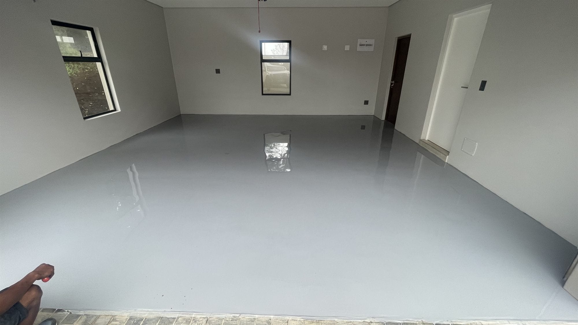 High-gloss garage epoxy floor finish